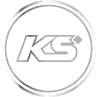 Musta ympyrälogo, jossa hopeiset kirjaimet "KS" ja pieni timantti.
